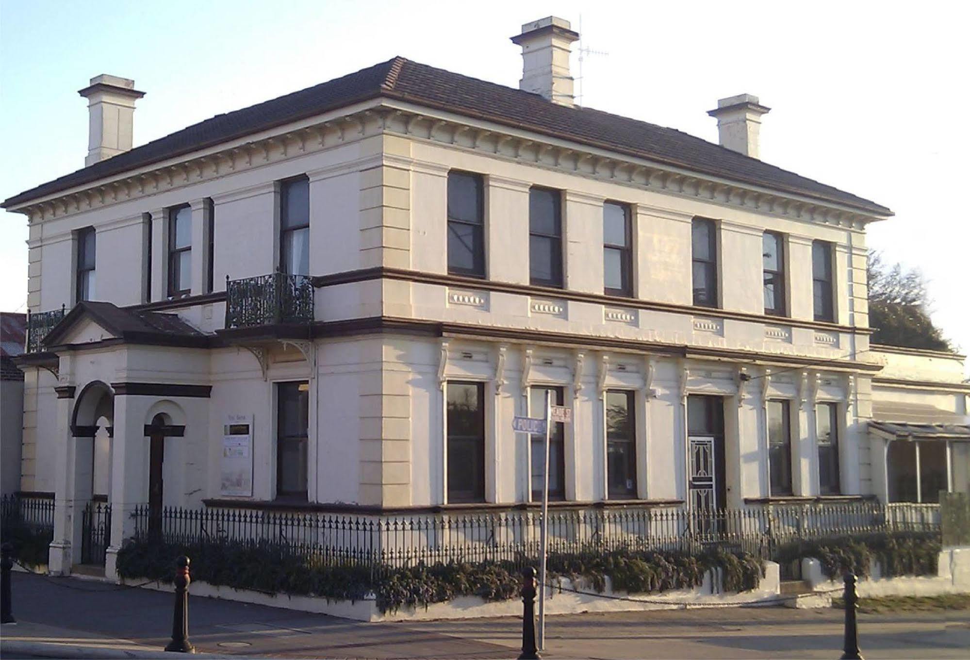 The Bank Guesthouse Глен-Иннес Экстерьер фото