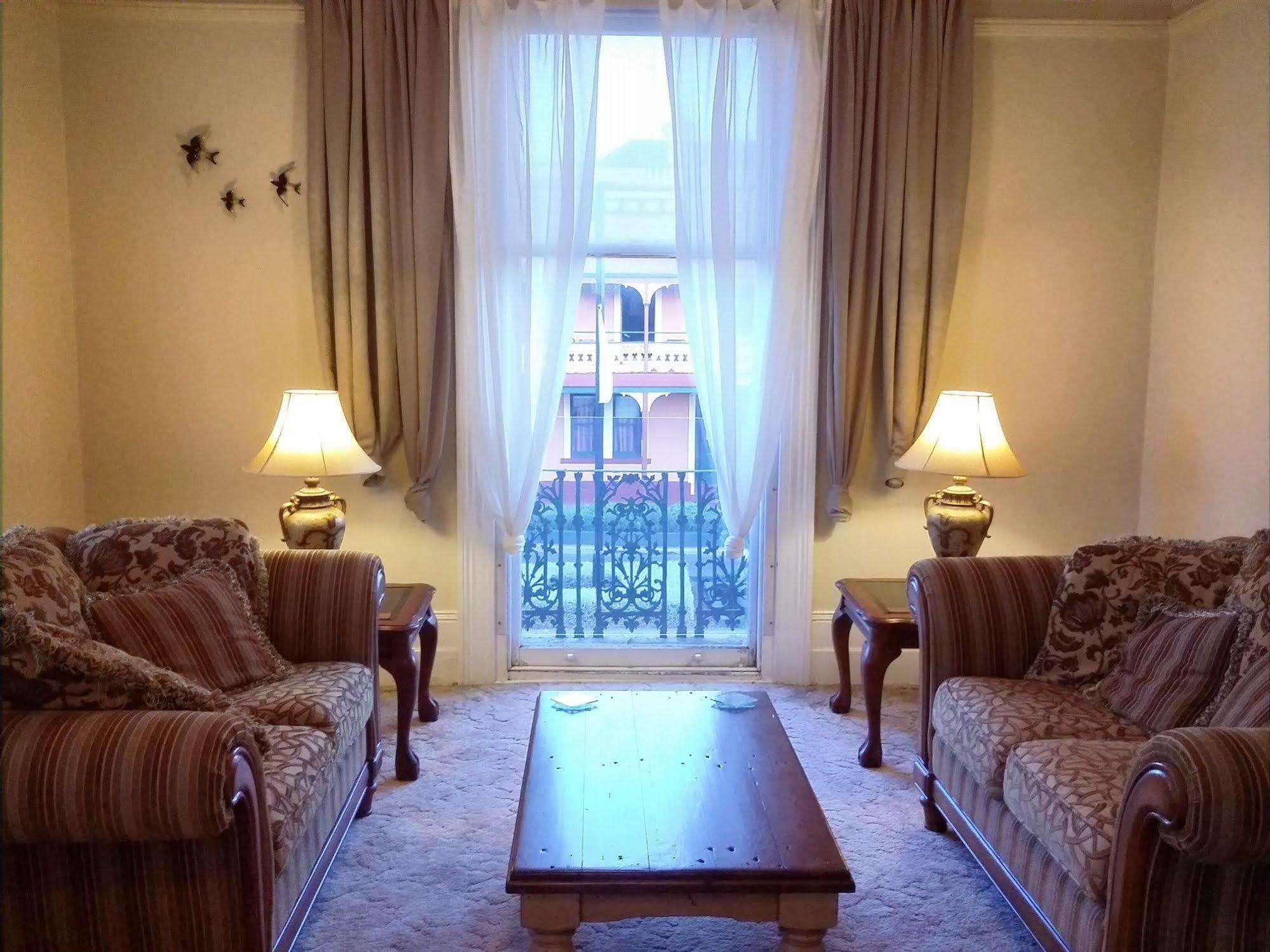The Bank Guesthouse Глен-Иннес Экстерьер фото